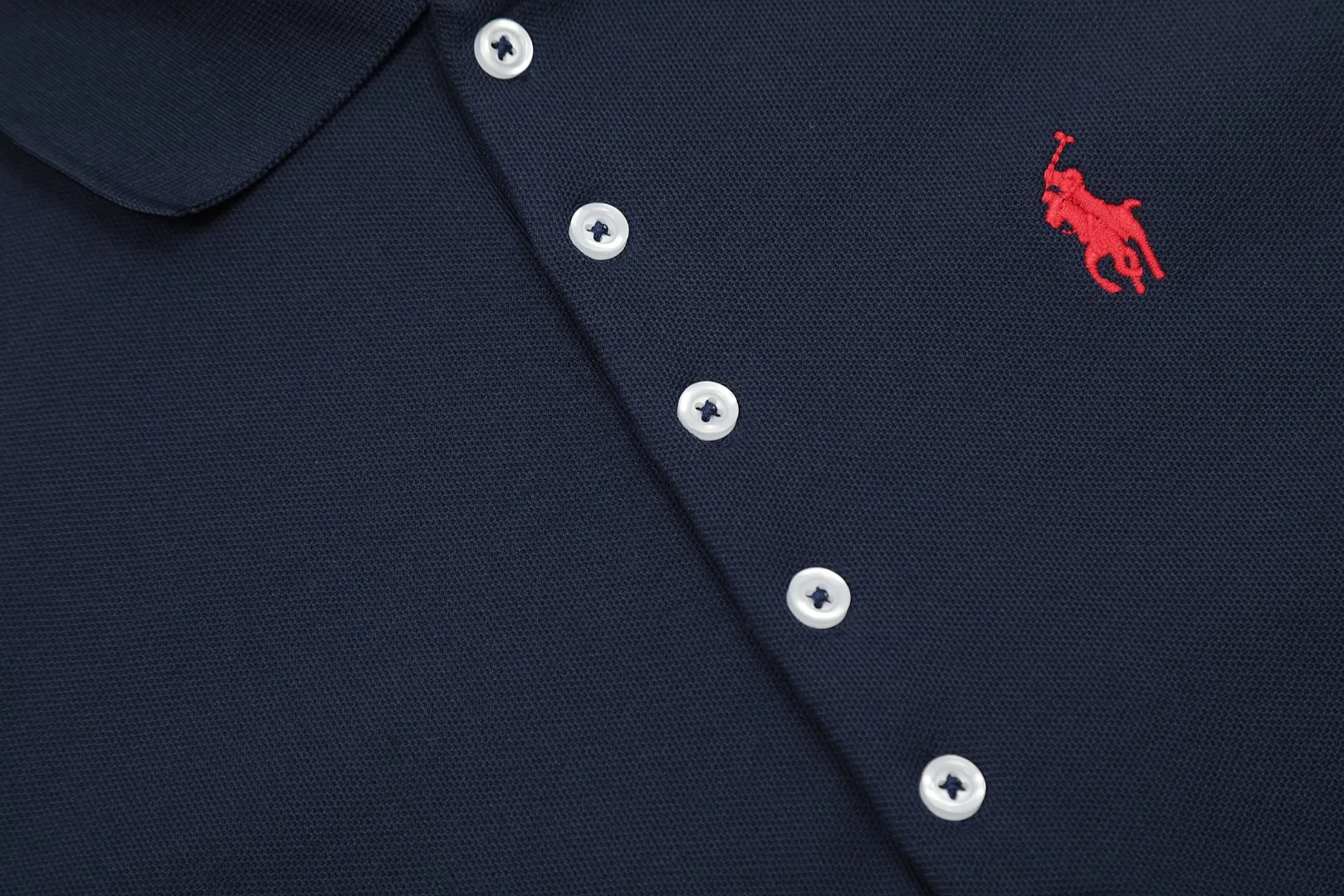 🅿️152 "Top quality" Style number: DS004# (not off the shelves all year round) [Ralph Lauren classic pony embroidered lapels women's slim fit POLO short sleeves] ✅Ralph Lauren Ralph Lauren classic basic women's all-match slim fit POLO short sleeves ✅Main supplier platform live broadcast Wholesale entities Replenish when out of stock Not off the shelves ✅ZP quality 1:1 pattern making Scan the code to enter the GF website Z cabinet quality ✅Details and quality are the only one in Guangzhou. Imported pique fabrics focus on high-end and cost-effective. Needless to say good quality. ✅The version is restored to the original order. The maximum size can be worn up to 130 pounds. Loose, comfortable and stress-free.